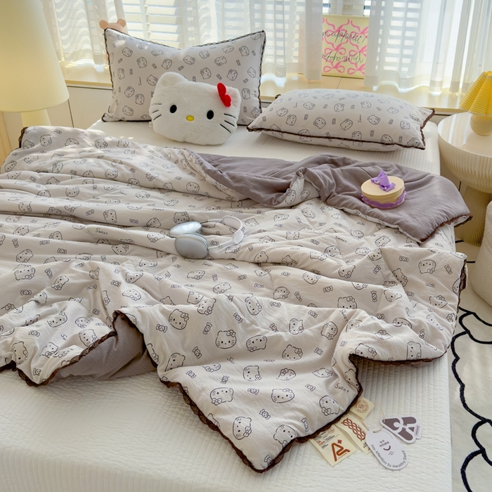 91家纺网 家纺一手货源 找家纺 贝扬思 2025新款云感双层纱抗菌花边夏被 灰云猫猫