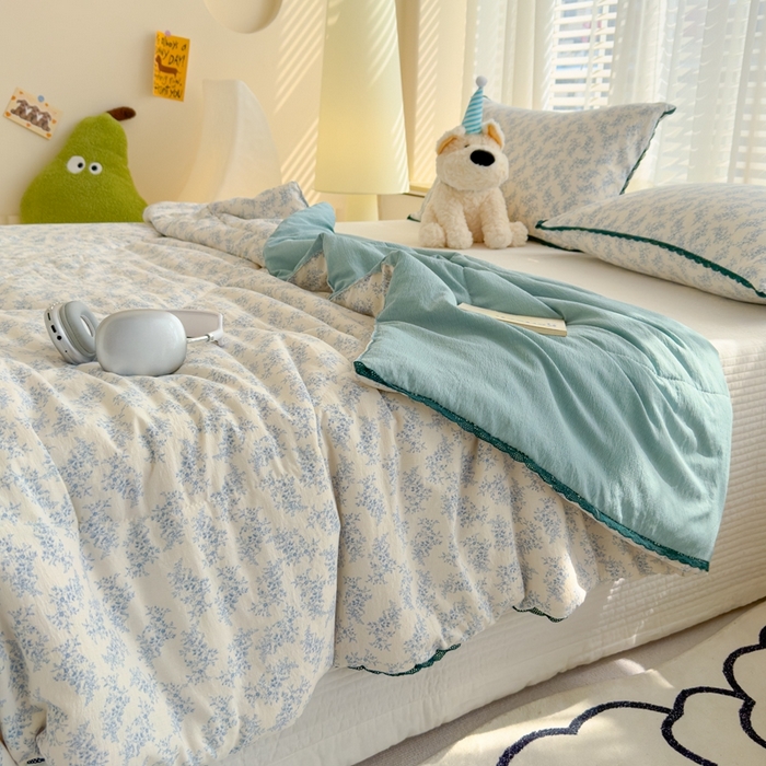 91家纺网 家纺一手货源 找家纺 贝扬思 2025新款云感双层纱抗菌花边夏被 蓝色泡泡