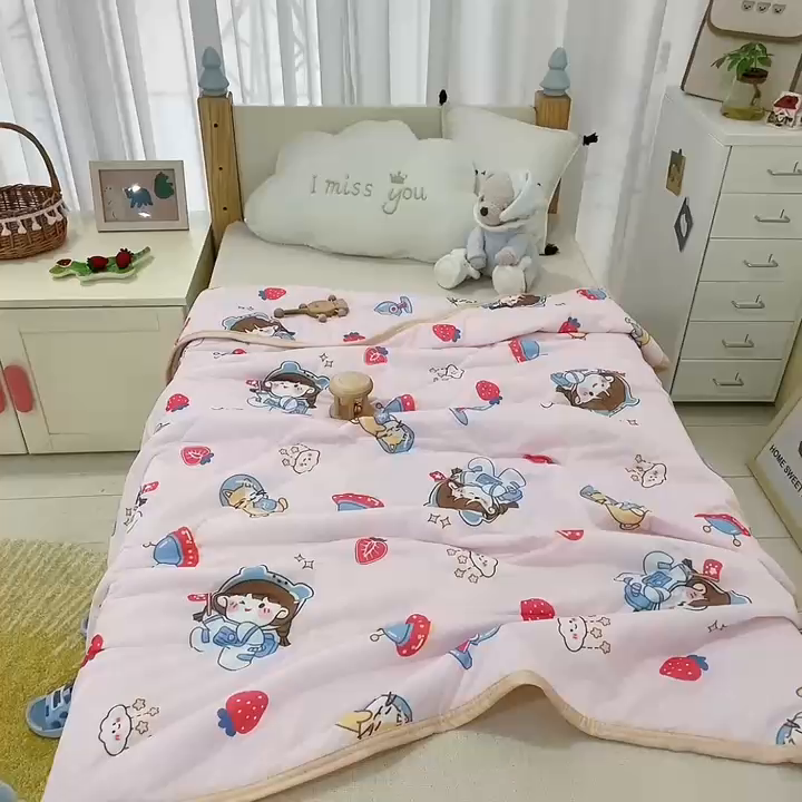 91家纺网 家纺一手货源 找家纺 嗨生活2025年儿童夏被 幼儿园夏被 凉感丝夏被 草莓小女孩