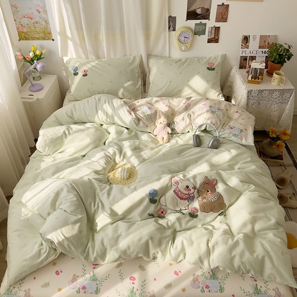 91家纺网 家纺一手货源 找家纺 云锦家居 2025春夏新款13370纯棉印花+毛巾绣呆萌系列四件套 精灵小兔