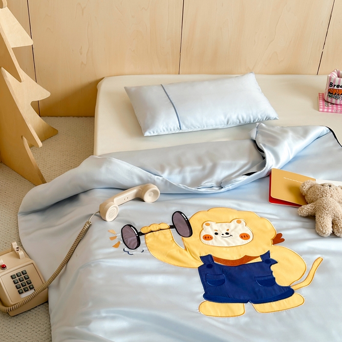 91家纺网 家纺一手货源 找家纺 喜多兔儿童家纺 2025新款60S兰精天丝睡袋防踢被 灰蓝色运动小狮子