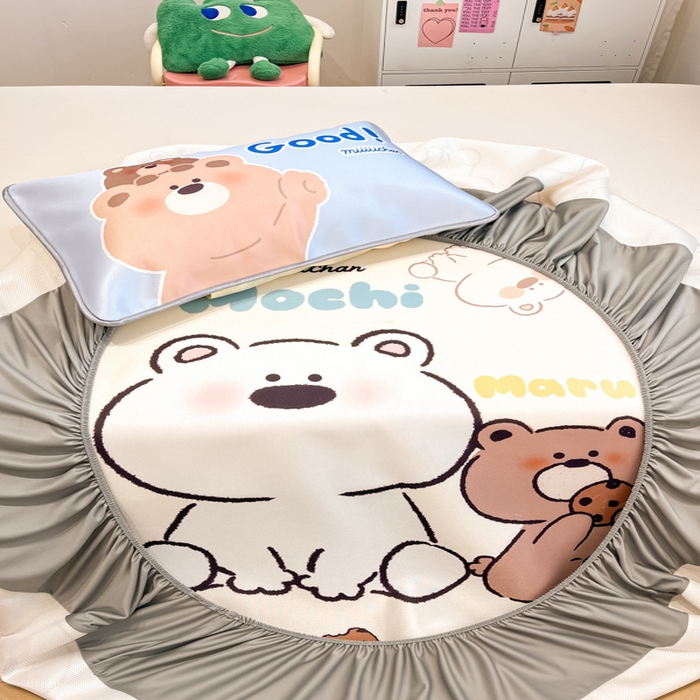 91家纺网 家纺一手货源 找家纺 暮思家居 2025新款正版miiiiichan可爱卡通大版数码印花A类1200D冰丝凉席三件套平铺床笠 贪吃熊