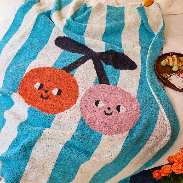 91家纺网 家纺一手货源 找家纺 （总）暖绵绵家纺 2025新款俏皮樱桃遇上条纹半边绒针织盖毯-慕樱