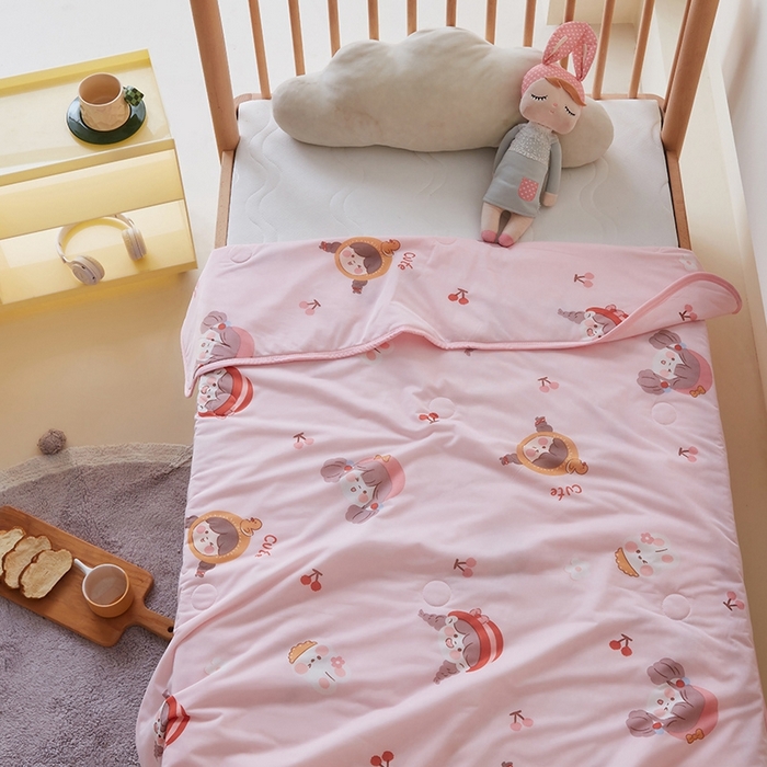 91家纺网 家纺一手货源 找家纺 嗨生活2025年儿童夏被 幼儿园夏被 凉感丝夏被 俏皮女孩