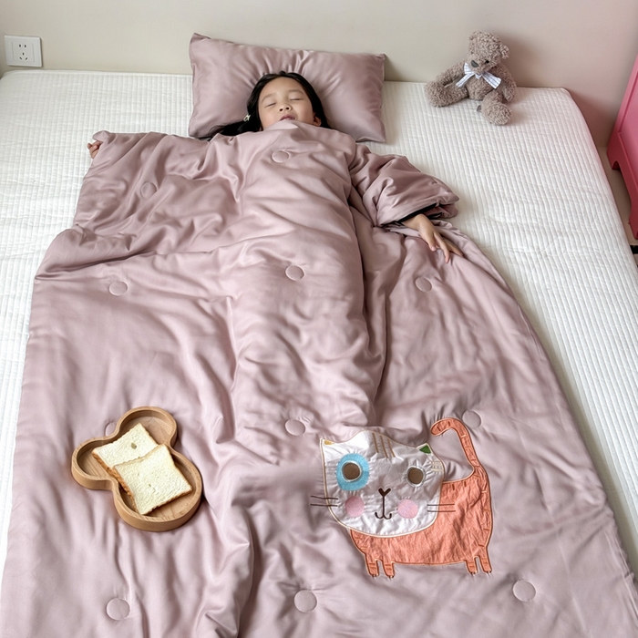 91家纺网 家纺一手货源 找家纺 喜多兔儿童家纺 2025新款萌宝系列40S纯棉夏季睡袋防踢被 豆沙色小猫甜甜