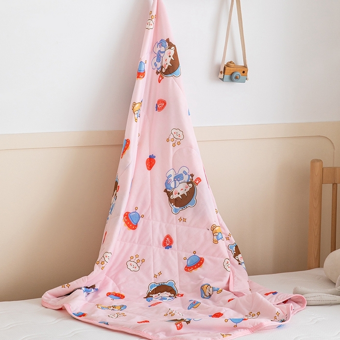 91家纺网 家纺一手货源 找家纺 嗨生活2025年儿童夏被 幼儿园夏被 凉感丝夏被 草莓小女孩