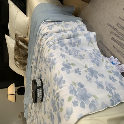 91家纺网 家纺一手货源 找家纺 2025新款小冰皮夏凉被锦纶氨纶面料空调夏被凉感丝单夏被空调被 清凉一夏蓝