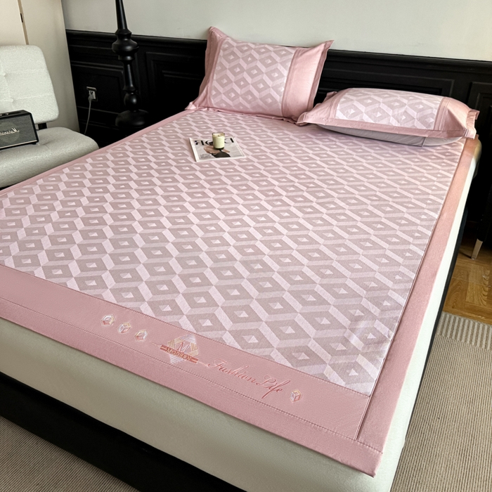 91家纺网 家纺一手货源 找家纺 鑫琪莱家纺 2025新款冰柔凉感丝凉席席子三件套 摩登立方-粉-床席款