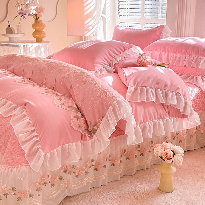 91家纺网 家纺一手货源 找家纺 大麦家纺2025新款年新款亲肤花边款床盖四件套  甜心小姐-樱花粉