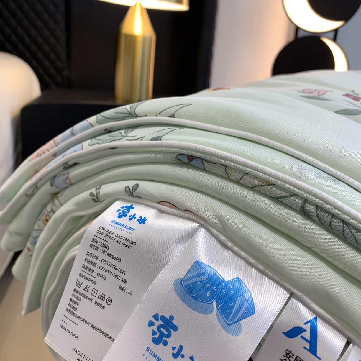 91家纺网 家纺一手货源 找家纺 2025新款小冰皮夏凉被锦纶氨纶面料空调夏被凉感丝单夏被空调被 香草奶冻