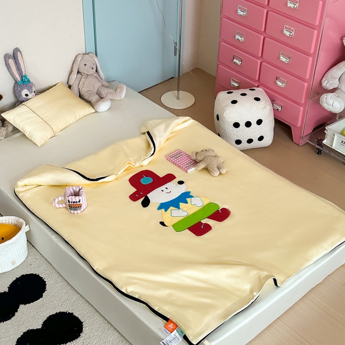 91家纺网 家纺一手货源 找家纺 喜多兔儿童家纺 2025新款60S兰精天丝睡袋防踢被 黄色多彩小狗