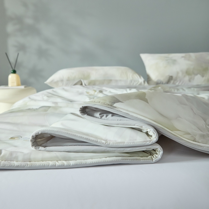 91家纺网 家纺一手货源 找家纺 2025春夏新款100%双面锦纶美式印花夏被凉感空调被 花开半夏