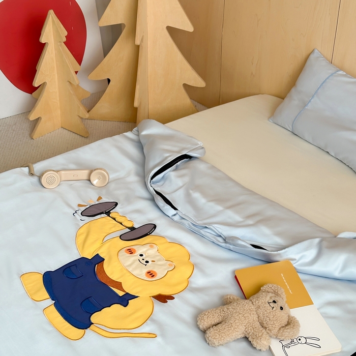91家纺网 家纺一手货源 找家纺 喜多兔儿童家纺 2025新款60S兰精天丝睡袋防踢被 灰蓝色运动小狮子