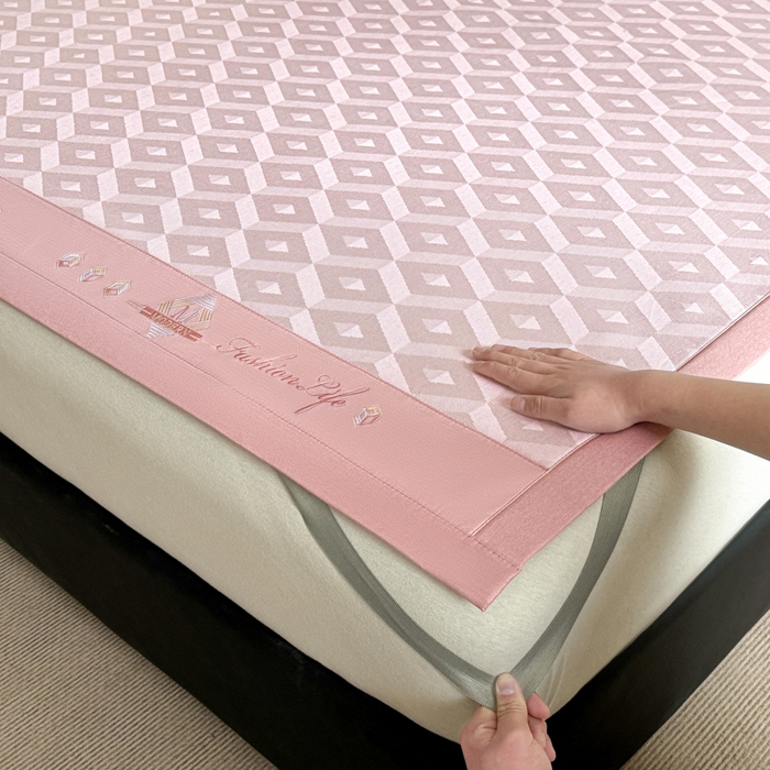 91家纺网 家纺一手货源 找家纺 （总）鑫琪莱家纺 2025新款冰柔凉感丝凉席席子三件套