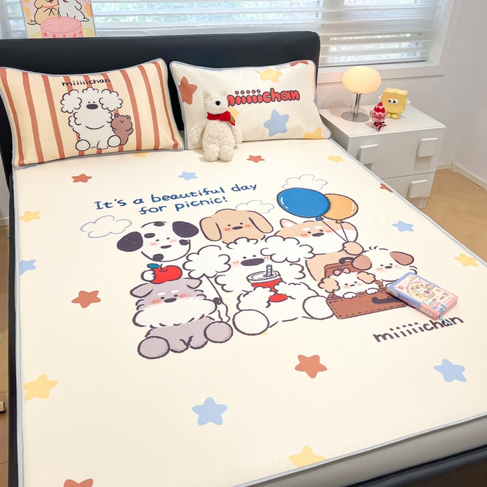 91家纺网 家纺一手货源 找家纺 暮思家居 2025新款正版miiiiichan可爱卡通大版数码印花A类1200D冰丝凉席三件套平铺床笠 心愿小狗