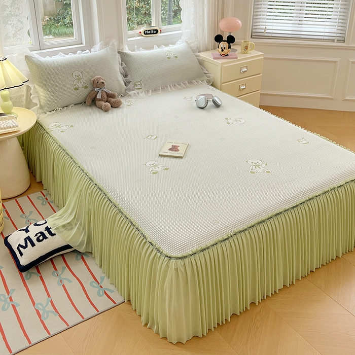 91家纺网 家纺一手货源 找家纺 梦舒羽 2025春夏新款冰豆豆凉席席子-床裙款 凉豆豆-小熊绿