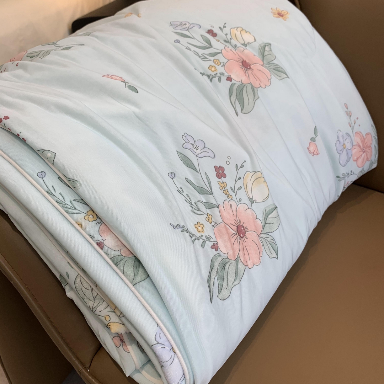 91家纺网 家纺一手货源 找家纺 2025新款小冰皮夏凉被锦纶氨纶面料空调夏被凉感丝单夏被空调被 夏花蓝