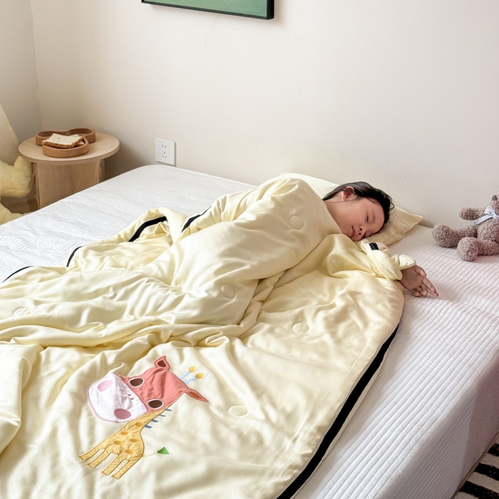 91家纺网 家纺一手货源 找家纺 喜多兔儿童家纺 2025新款萌宝系列40S纯棉夏季睡袋防踢被 黄色长颈鹿萌萌