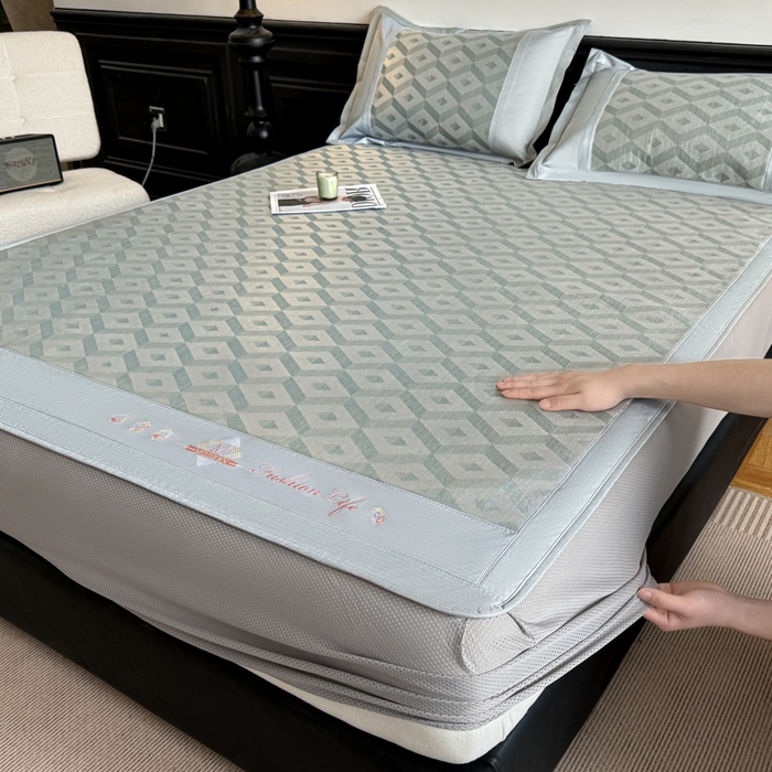 91家纺网 家纺一手货源 找家纺 鑫琪莱家纺 2025新款冰柔凉感丝凉席席子三件套 摩登立方-灰-床笠款