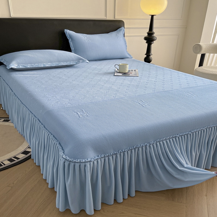 91家纺网 家纺一手货源 找家纺 鑫琪莱  2025新款5D立体雕花凉感豆豆冰丝床裙三件套 床裙H款-蓝