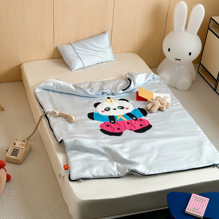91家纺网 家纺一手货源 找家纺 喜多兔儿童家纺 2025新款60S兰精天丝睡袋防踢被 灰蓝色活泼熊猫