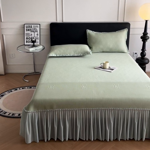 91家纺网 家纺一手货源 找家纺 鑫琪莱  2025新款5D立体雕花凉感豆豆冰丝床裙三件套 床裙H款-绿