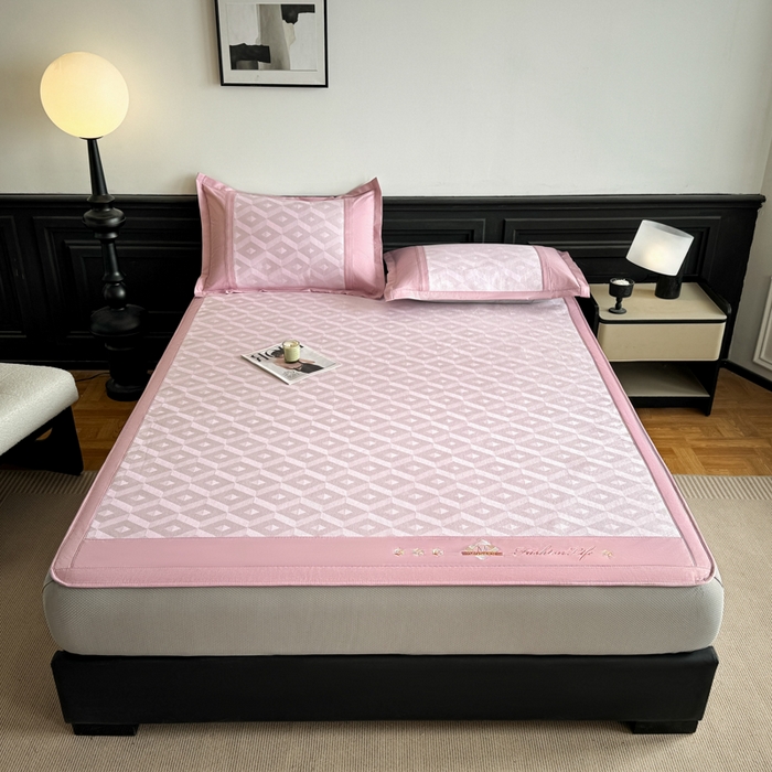 91家纺网 家纺一手货源 找家纺 鑫琪莱家纺 2025新款冰柔凉感丝凉席席子三件套 摩登立方-粉-床笠款