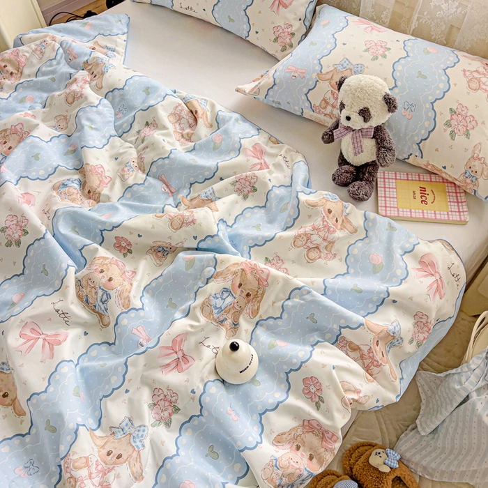 91家纺网 家纺一手货源 找家纺 2025春夏新款嵌绳款云柔水洗棉单夏被夏凉被空调被 嵌绳夏被-蓝色蕾丝兔