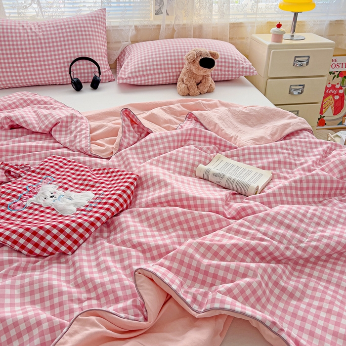 91家纺网 家纺一手货源 找家纺 2025春夏新款嵌绳款云柔水洗棉单夏被夏凉被空调被 嵌绳夏被-小格浅粉