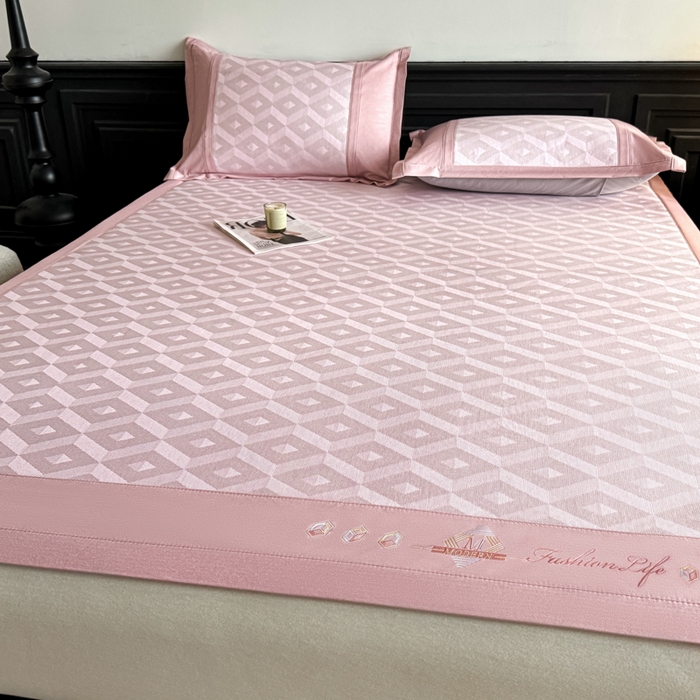 91家纺网 家纺一手货源 找家纺 鑫琪莱家纺 2025新款冰柔凉感丝凉席席子三件套 摩登立方-粉-床席款