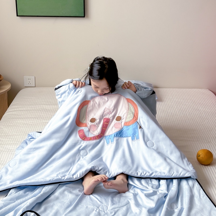 91家纺网 家纺一手货源 找家纺 喜多兔儿童家纺 2025新款萌宝系列40S纯棉夏季睡袋防踢被 蓝色小象问问