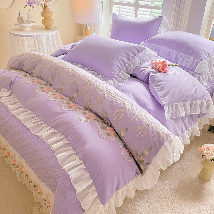 91家纺网 家纺一手货源 找家纺 大麦家纺2025新款年新款亲肤花边款床盖四件套  甜心小姐-香芋紫