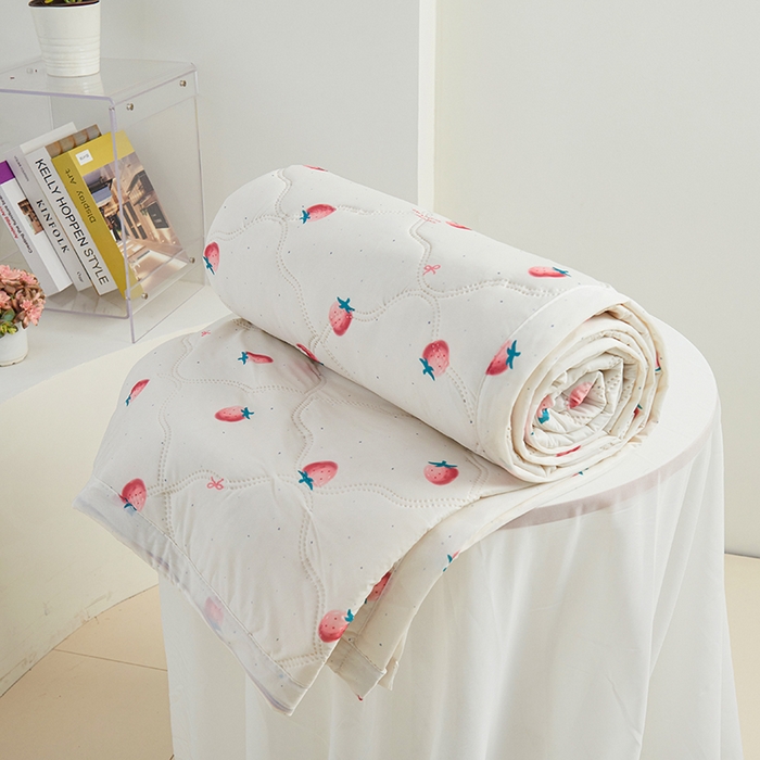 91家纺网 家纺一手货源 找家纺 被多多被业 2025新款凉感丝印花夏被夏凉被空调被 小草莓