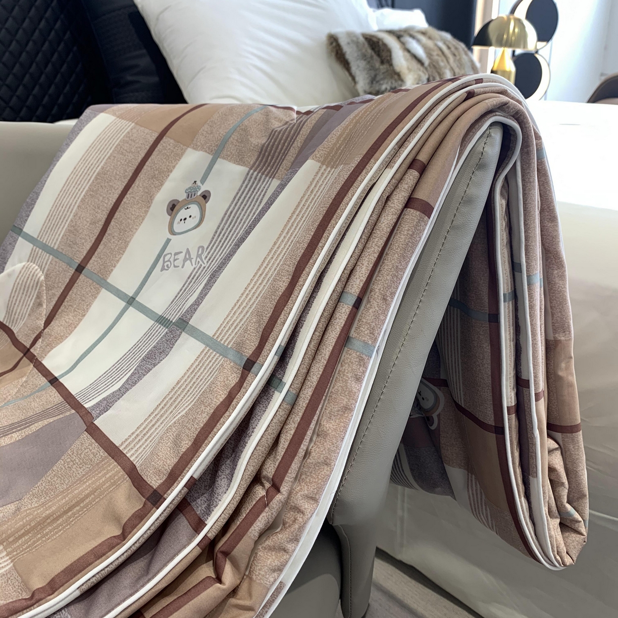 91家纺网 家纺一手货源 找家纺 2025新款小冰皮夏凉被锦纶氨纶面料空调夏被凉感丝单夏被空调被 宝格咖