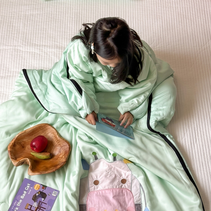 91家纺网 家纺一手货源 找家纺 喜多兔儿童家纺 2025新款萌宝系列40S纯棉夏季睡袋防踢被 绿色小牛宝宝