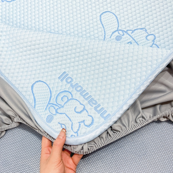 91家纺网 家纺一手货源 找家纺 八零年代 2025新款三丽鸥正版授权A类提花冰豆豆凉席平铺款床笠款系列 冰豆豆-玉桂狗-蓝