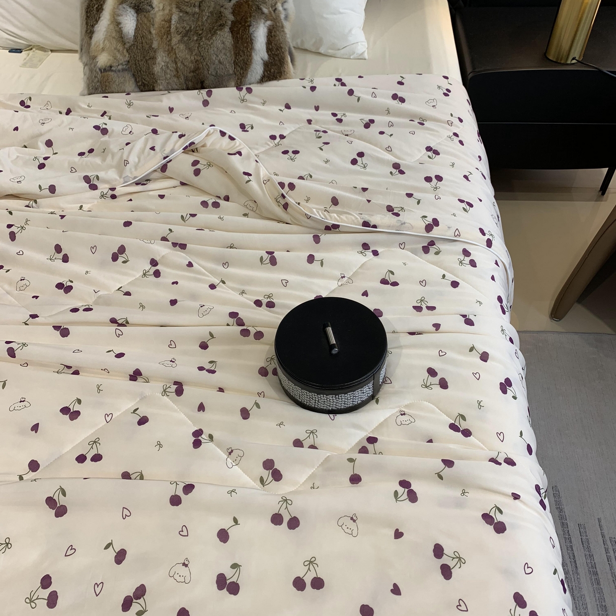 91家纺网 家纺一手货源 找家纺 2025新款小冰皮夏凉被锦纶氨纶面料空调夏被凉感丝单夏被空调被 车厘子