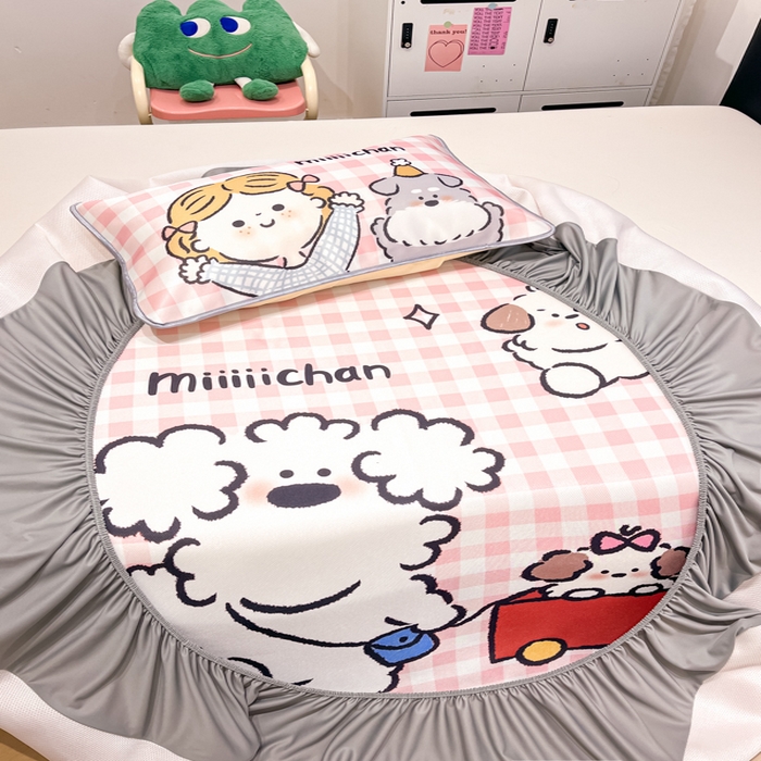 91家纺网 家纺一手货源 找家纺 暮思家居 2025新款正版miiiiichan可爱卡通大版数码印花A类1200D冰丝凉席三件套平铺床笠 狗狗乐园