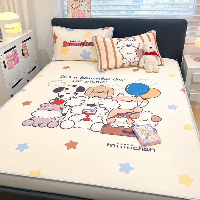 91家纺网 家纺一手货源 找家纺 暮思家居 2025新款正版miiiiichan可爱卡通大版数码印花A类1200D冰丝凉席三件套平铺床笠 心愿小狗