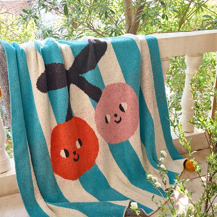 91家纺网 家纺一手货源 找家纺 （总）暖绵绵家纺 2025新款俏皮樱桃遇上条纹半边绒针织盖毯-慕樱