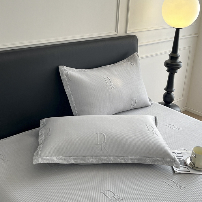 91家纺网 家纺一手货源 找家纺 鑫琪莱  2025新款5D立体雕花凉感豆豆冰丝床裙三件套 床裙D款-灰