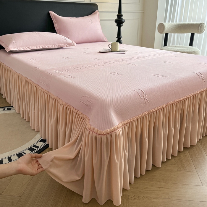 91家纺网 家纺一手货源 找家纺 鑫琪莱  2025新款5D立体雕花凉感豆豆冰丝床裙三件套 床裙D款-粉