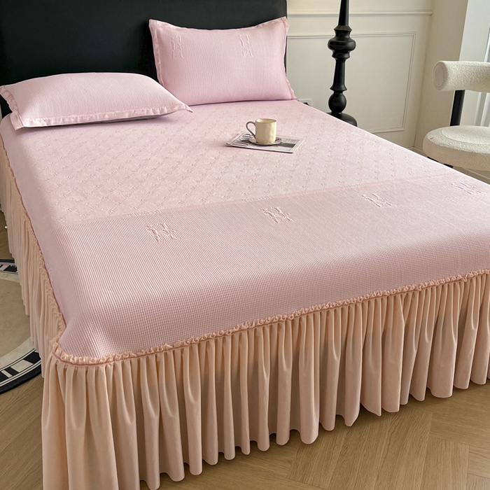 91家纺网 家纺一手货源 找家纺 鑫琪莱  2025新款5D立体雕花凉感豆豆冰丝床裙三件套 床裙H款-粉