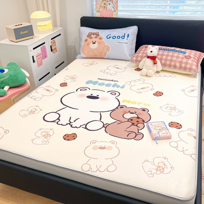 91家纺网 家纺一手货源 找家纺 暮思家居 2025新款正版miiiiichan可爱卡通大版数码印花A类1200D冰丝凉席三件套平铺床笠 贪吃熊