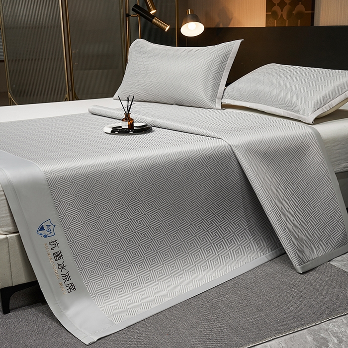 91家纺网 家纺一手货源 找家纺 小萌虎 2025新款轻柔丝抗菌冰丝藤凉席（复合三明治款）宽包刺绣冰丝软席藤席 抗菌三明治冰丝藤席-冰岛-星光灰