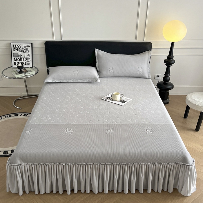 91家纺网 家纺一手货源 找家纺 鑫琪莱  2025新款5D立体雕花凉感豆豆冰丝床裙三件套 床裙H款-灰