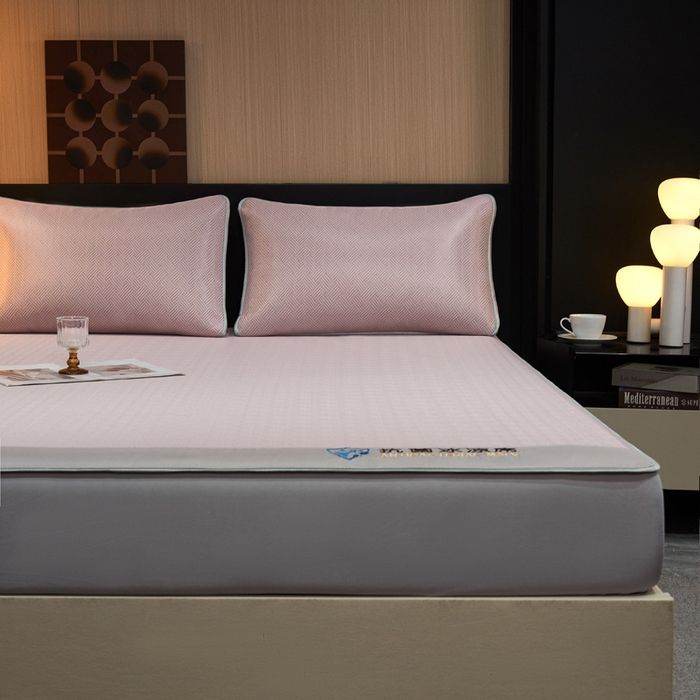 91家纺网 家纺一手货源 找家纺 999家纺 2025新款轻柔丝抗菌冰丝藤凉席（复合三明治款）宽包刺绣冰丝软席藤席 抗菌冰丝藤床笠-冰岛-暖玉粉