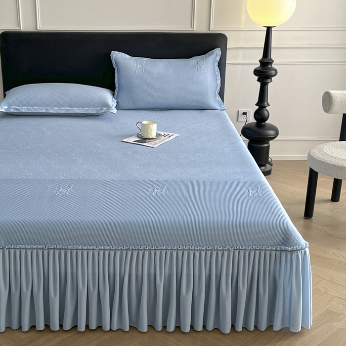 91家纺网 家纺一手货源 找家纺 鑫琪莱  2025新款5D立体雕花凉感豆豆冰丝床裙三件套 床裙H款-蓝