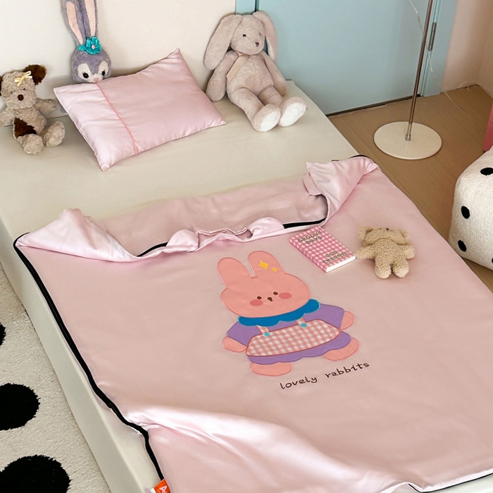 91家纺网 家纺一手货源 找家纺 喜多兔儿童家纺 2025新款60S兰精天丝睡袋防踢被 粉色围裙小兔宝