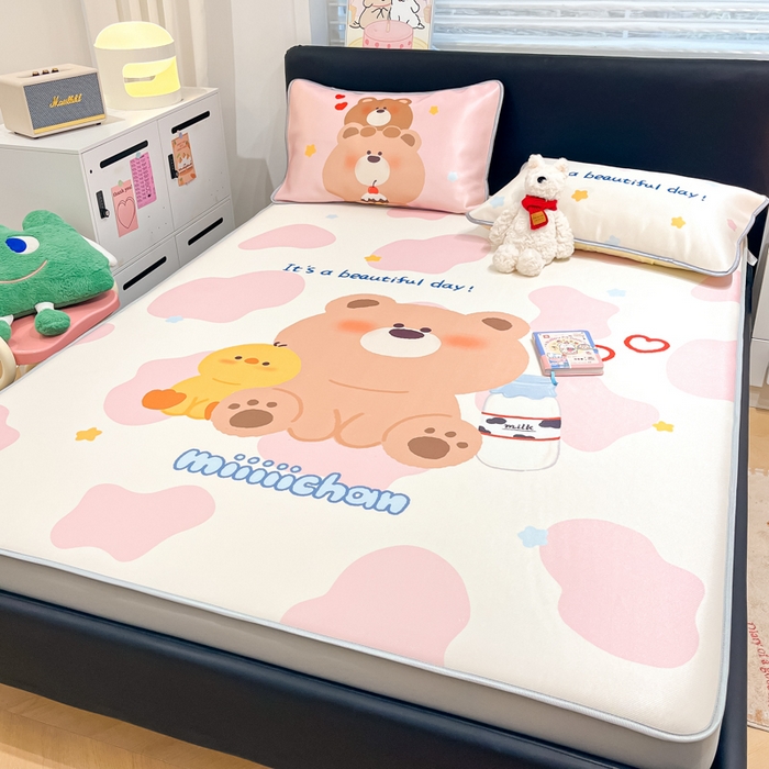 91家纺网 家纺一手货源 找家纺 暮思家居 2025新款正版miiiiichan可爱卡通大版数码印花A类1200D冰丝凉席三件套平铺床笠 牛奶小熊